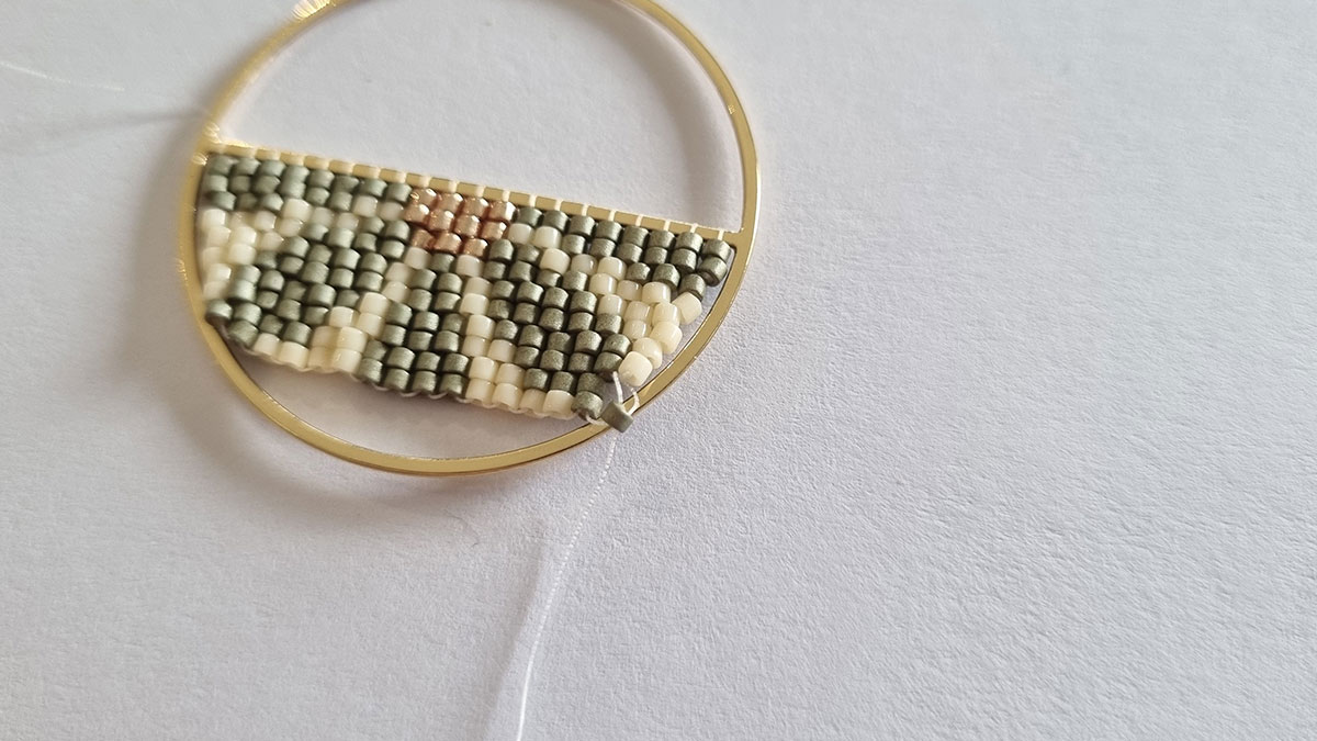 Orecchini con intreccio di mezzi fiori : Tappa 5 Orecchini con intreccio di mezzi fiori : Tappa 5