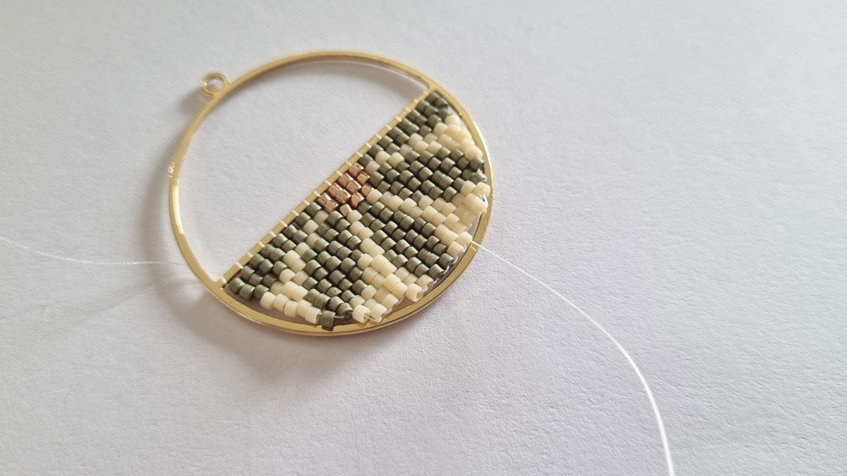 Orecchini con intreccio di mezzi fiori : Tappa 6 Orecchini con intreccio di mezzi fiori : Tappa 6