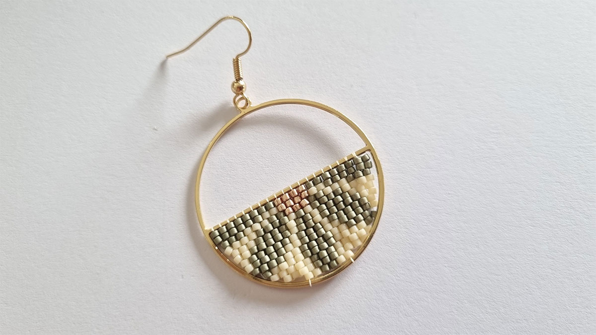 Orecchini con intreccio di mezzi fiori : Tappa 7 Orecchini con intreccio di mezzi fiori : Tappa 7