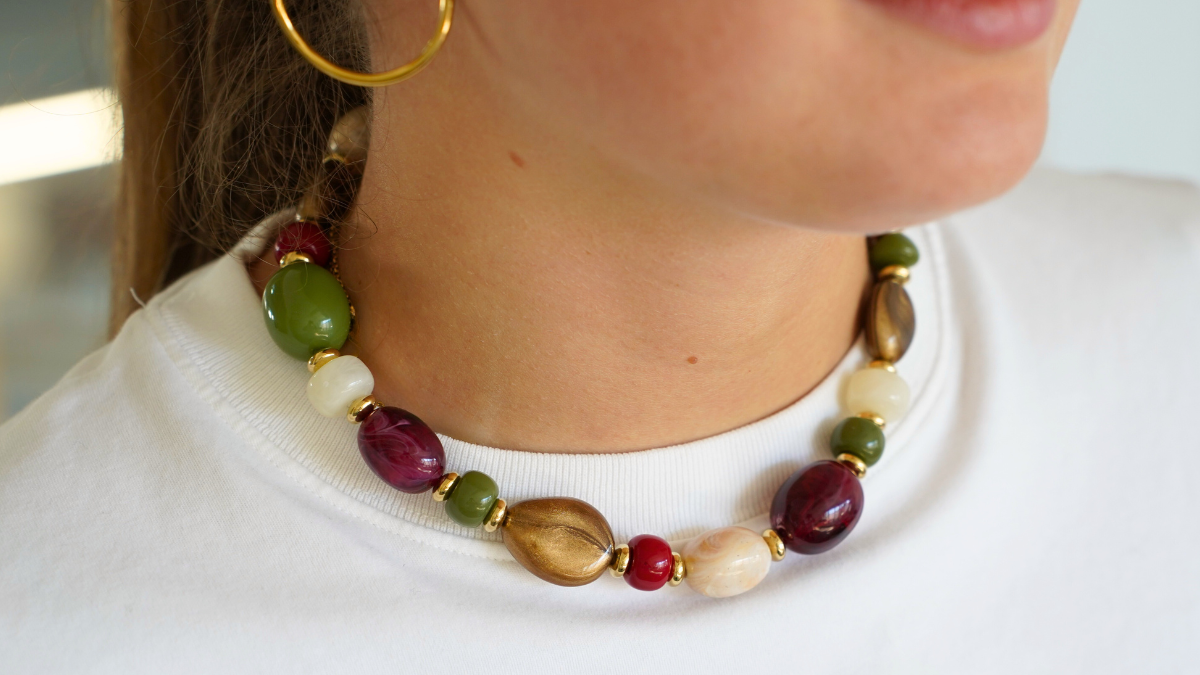 Collier perles en résine colorées Collier perles en résine colorées