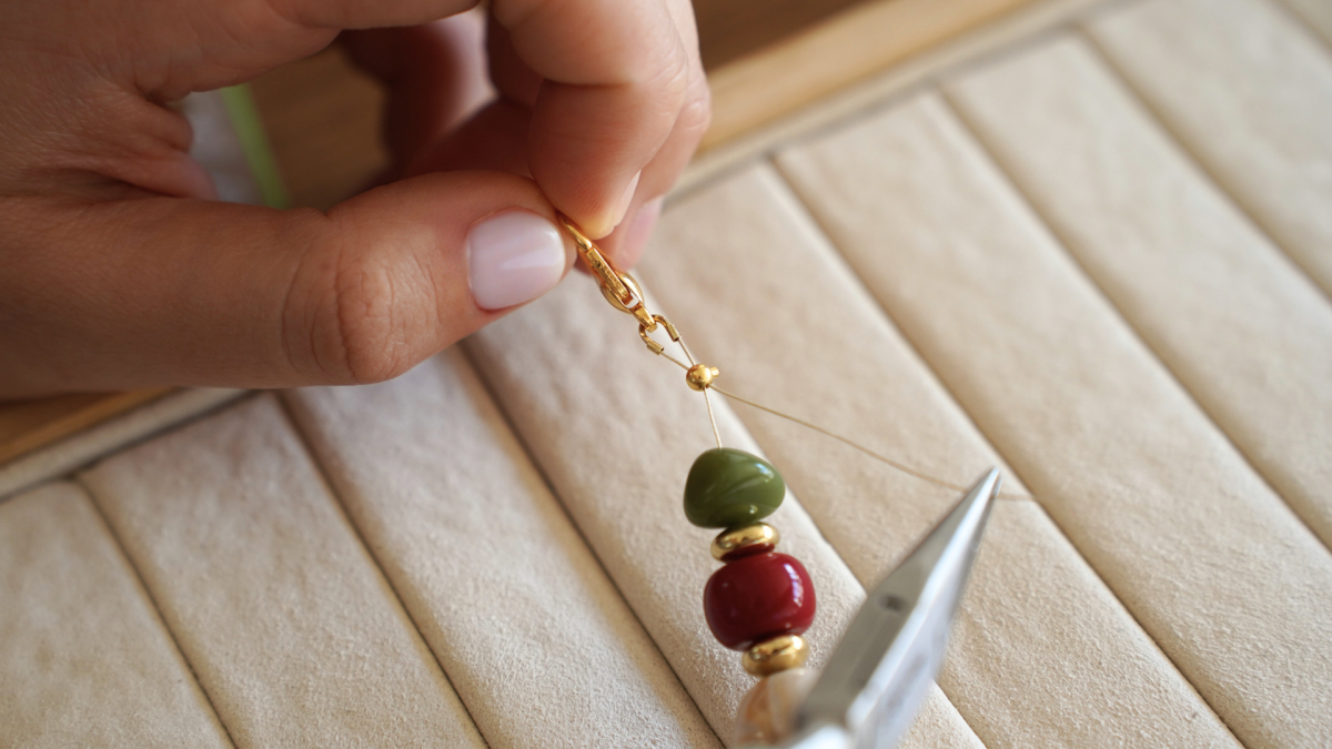 Collana di perle di resina colorata : Tappa 3 Collana di perle di resina colorata : Tappa 3