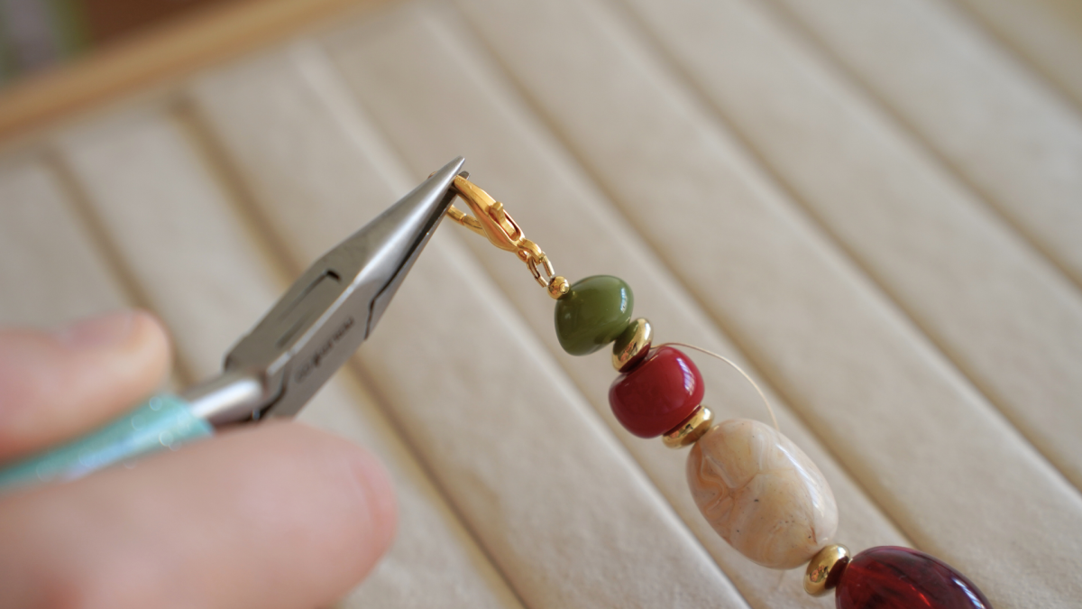 Collana di perle di resina colorata : Tappa 4 Collana di perle di resina colorata : Tappa 4