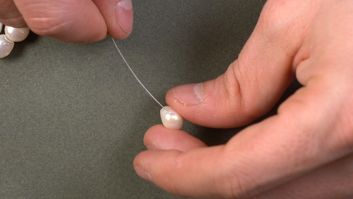 Collana di perle d'acqua dolce e catena a cordoncino : Tappa 1 Collana di perle d'acqua dolce e catena a cordoncino : Tappa 1