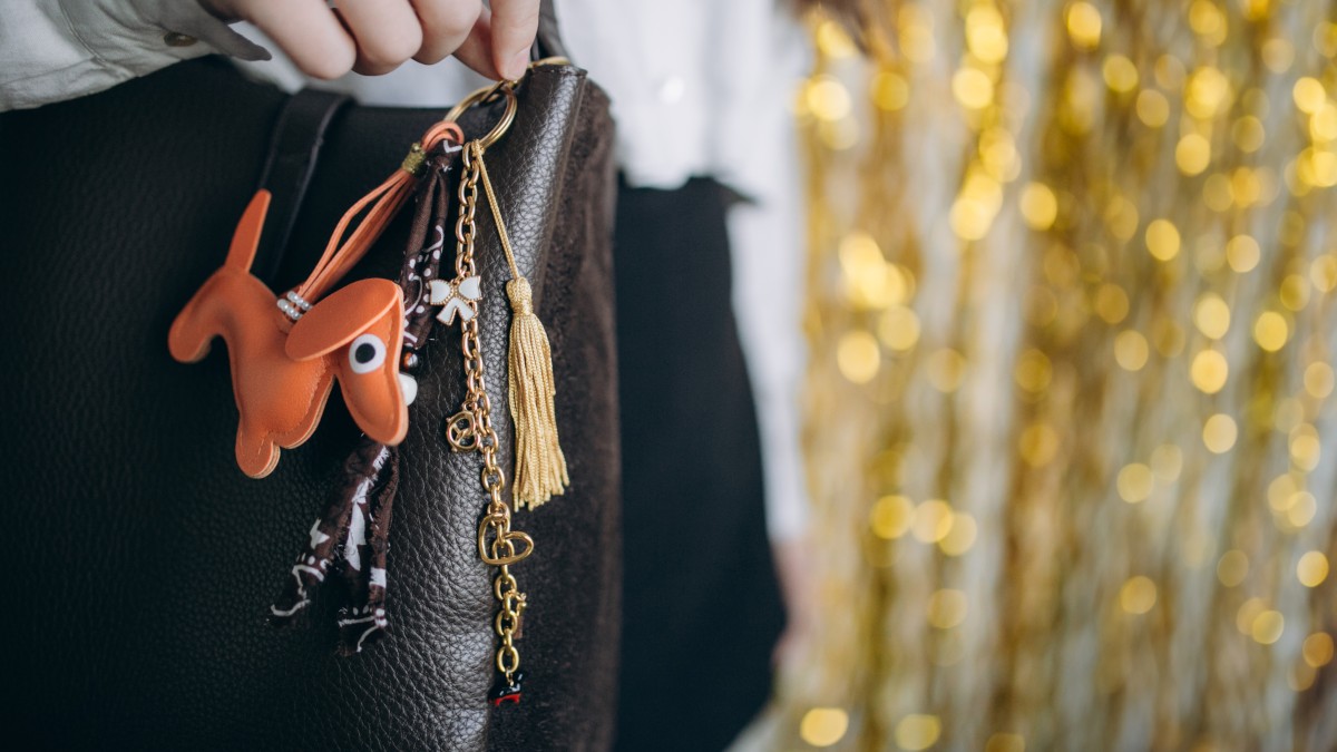 Schema Borsa gioiello con pendente a forma di bassotto, pompon e bandana Schema Borsa gioiello con pendente a forma di bassotto, pompon e bandana