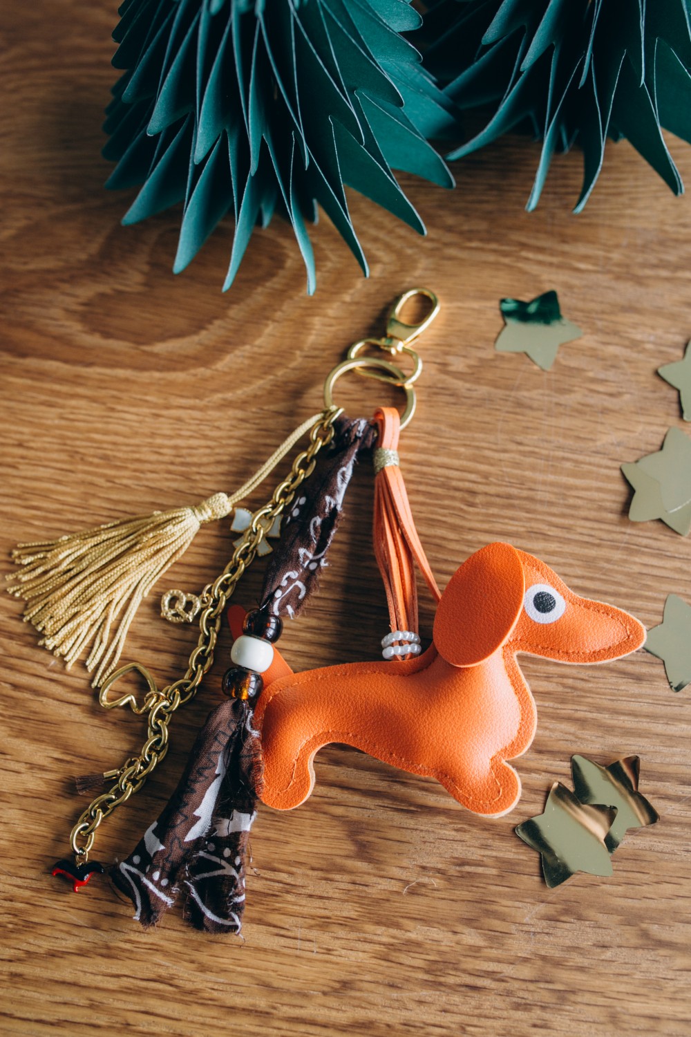 Schema Borsa gioiello con pendente a forma di bassotto, pompon e bandana Schema Borsa gioiello con pendente a forma di bassotto, pompon e bandana
