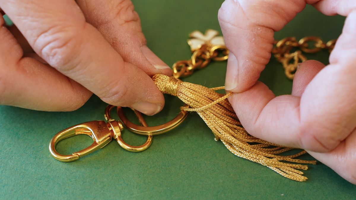 Borsa gioiello con pendente a forma di bassotto, pompon e bandana : Tappa 4 Borsa gioiello con pendente a forma di bassotto, pompon e bandana : Tappa 4