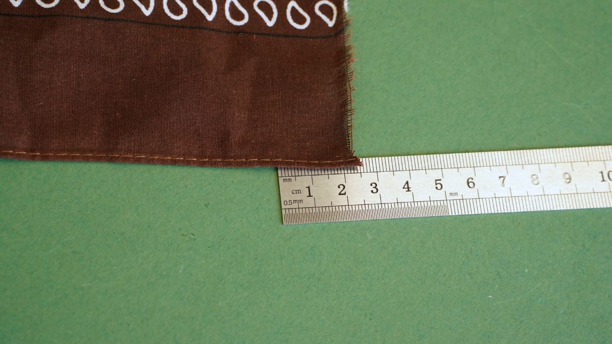 Borsa gioiello con pendente a forma di bassotto, pompon e bandana : Tappa 6 Borsa gioiello con pendente a forma di bassotto, pompon e bandana : Tappa 6