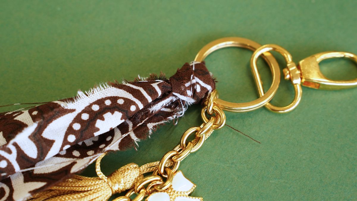 Borsa gioiello con pendente a forma di bassotto, pompon e bandana : Tappa 7 Borsa gioiello con pendente a forma di bassotto, pompon e bandana : Tappa 7