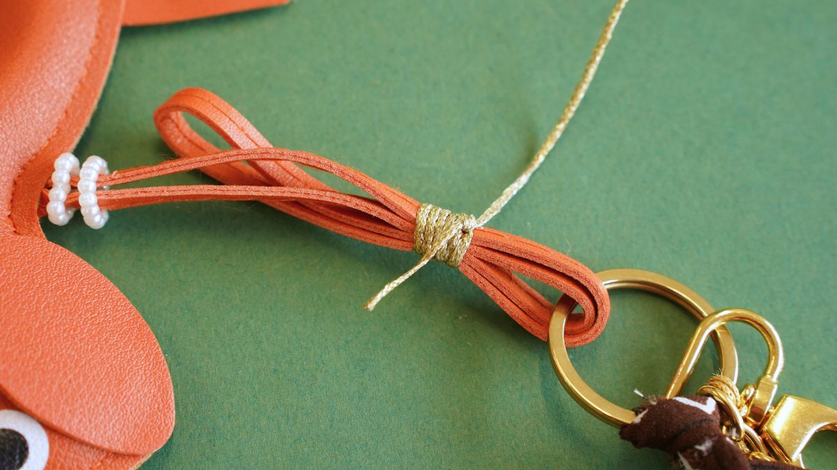 Borsa gioiello con pendente a forma di bassotto, pompon e bandana : Tappa 12 Borsa gioiello con pendente a forma di bassotto, pompon e bandana : Tappa 12