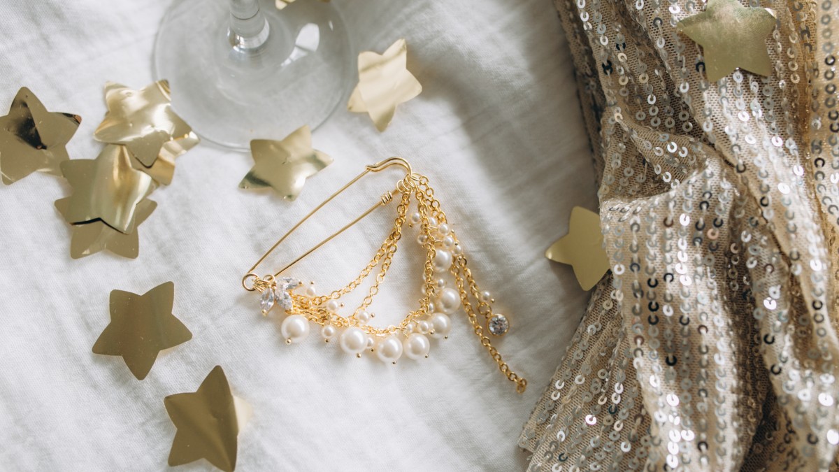 Schema Spilla con frange in Dorato e Perla Schema Spilla con frange in Dorato e Perla