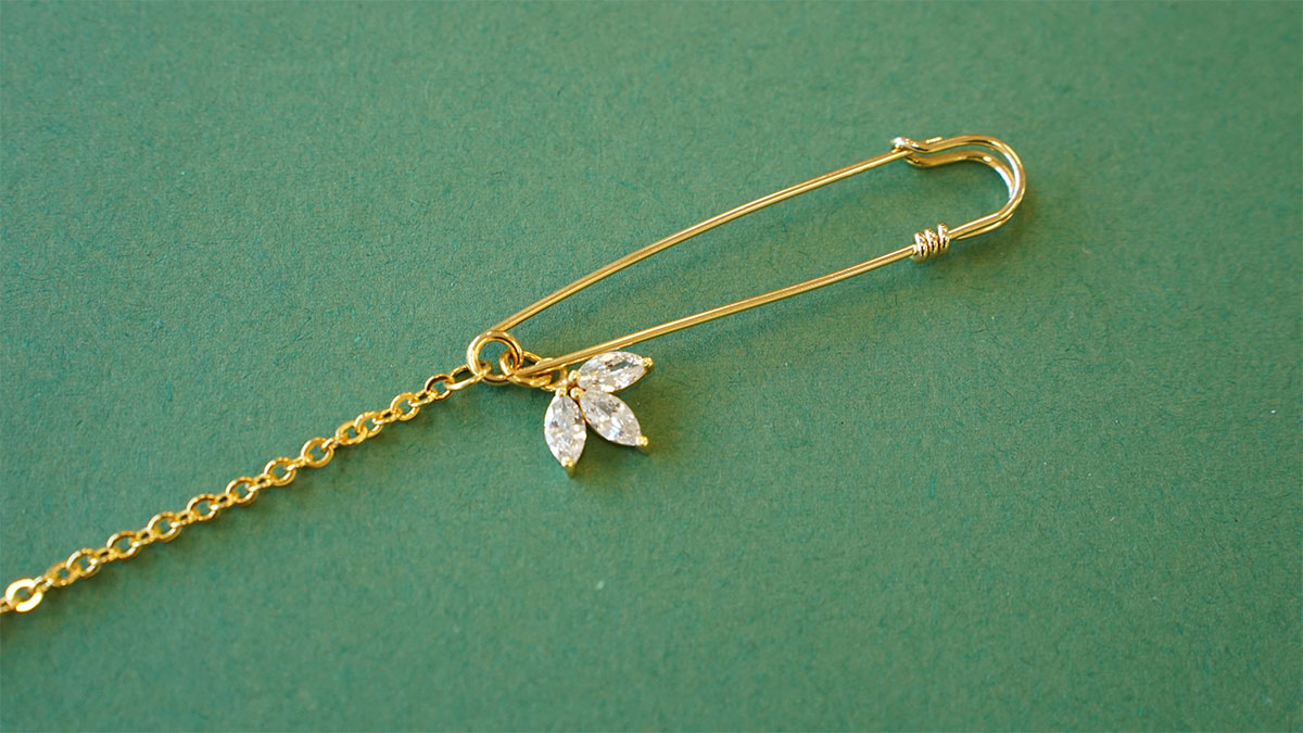 Spilla con frange in Dorato e Perla : Tappa 1 Spilla con frange in Dorato e Perla : Tappa 1