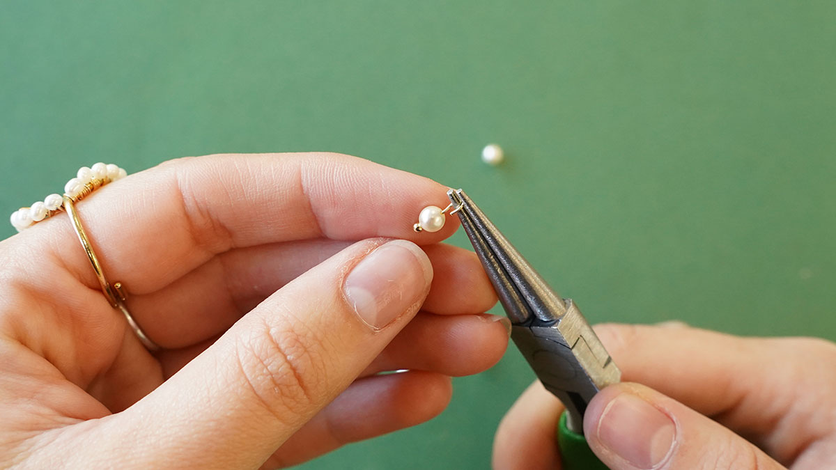 Spilla con frange in Dorato e Perla : Tappa 2 Spilla con frange in Dorato e Perla : Tappa 2