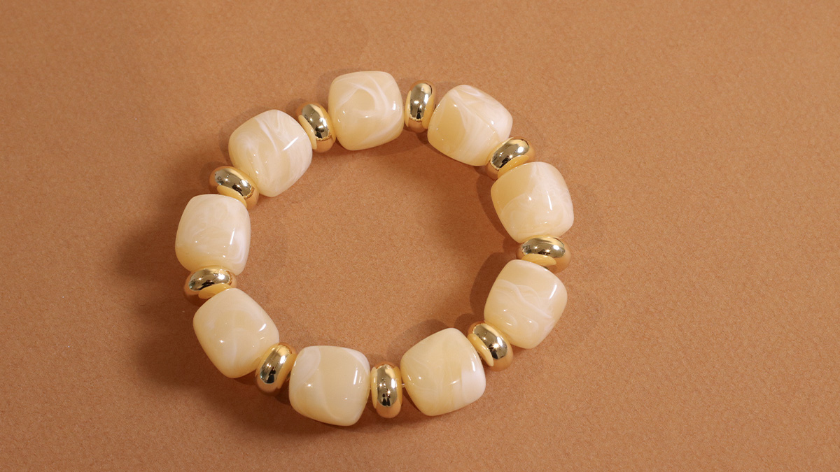 Bracciali di perle irregolari in resina a forma di cubo : Tappa 3 Bracciali di perle irregolari in resina a forma di cubo : Tappa 3