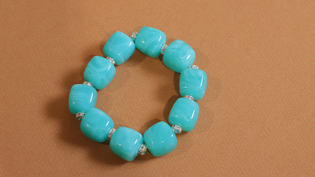 Bracciali di perle irregolari in resina a forma di cubo : Tappa 5 Bracciali di perle irregolari in resina a forma di cubo : Tappa 5