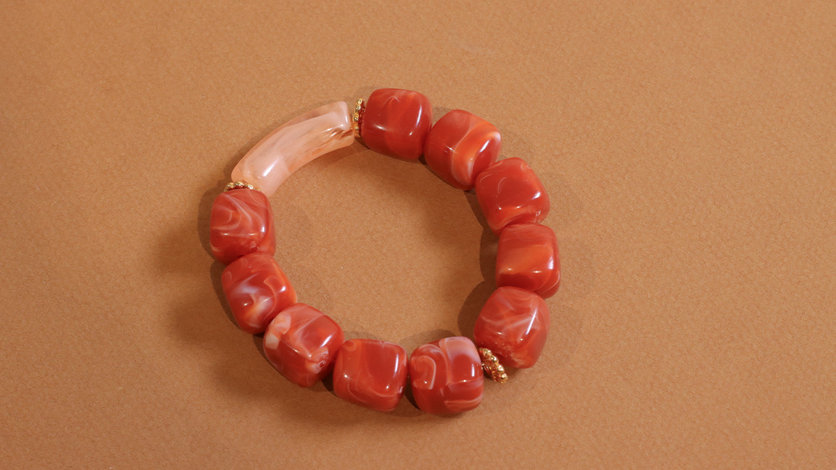 Bracciali di perle irregolari in resina a forma di cubo : Tappa 6 Bracciali di perle irregolari in resina a forma di cubo : Tappa 6