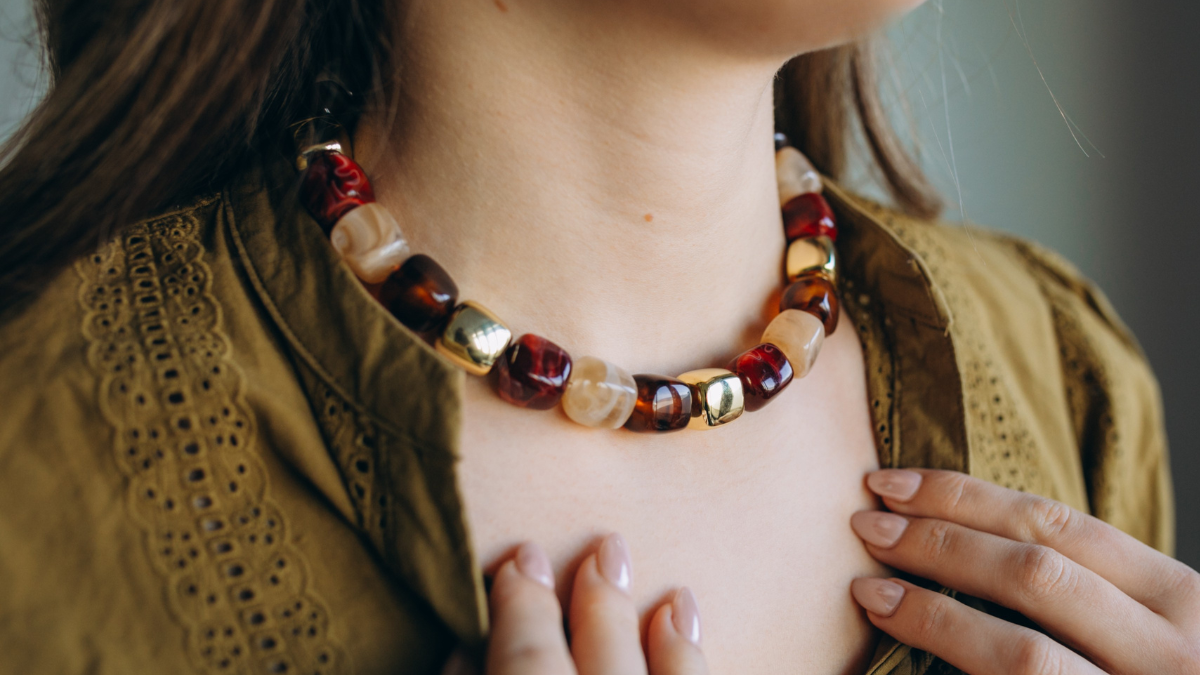 Collana di cubi irregolari in resina Perla Collana di cubi irregolari in resina Perla