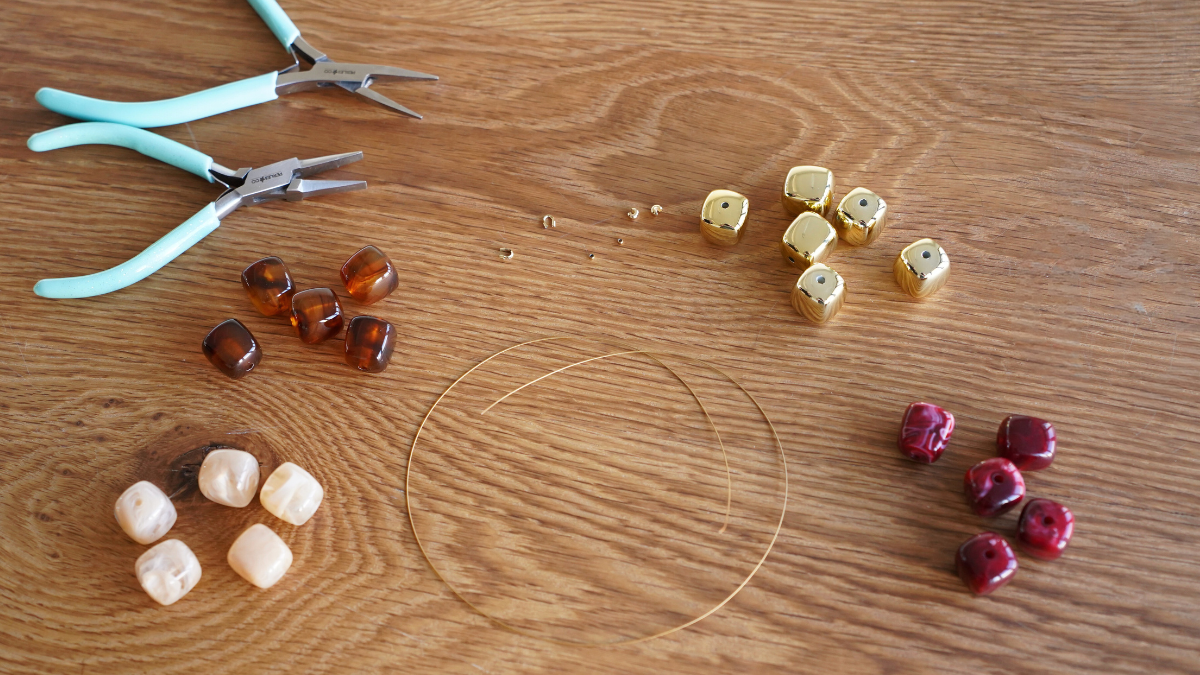 Collana di cubi irregolari in resina Perla : Tappa 1 Collana di cubi irregolari in resina Perla : Tappa 1