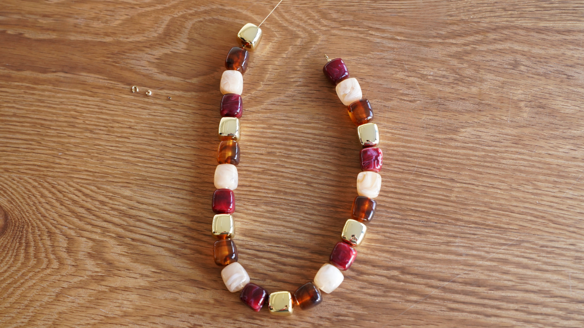 Collana di cubi irregolari in resina Perla : Tappa 4 Collana di cubi irregolari in resina Perla : Tappa 4