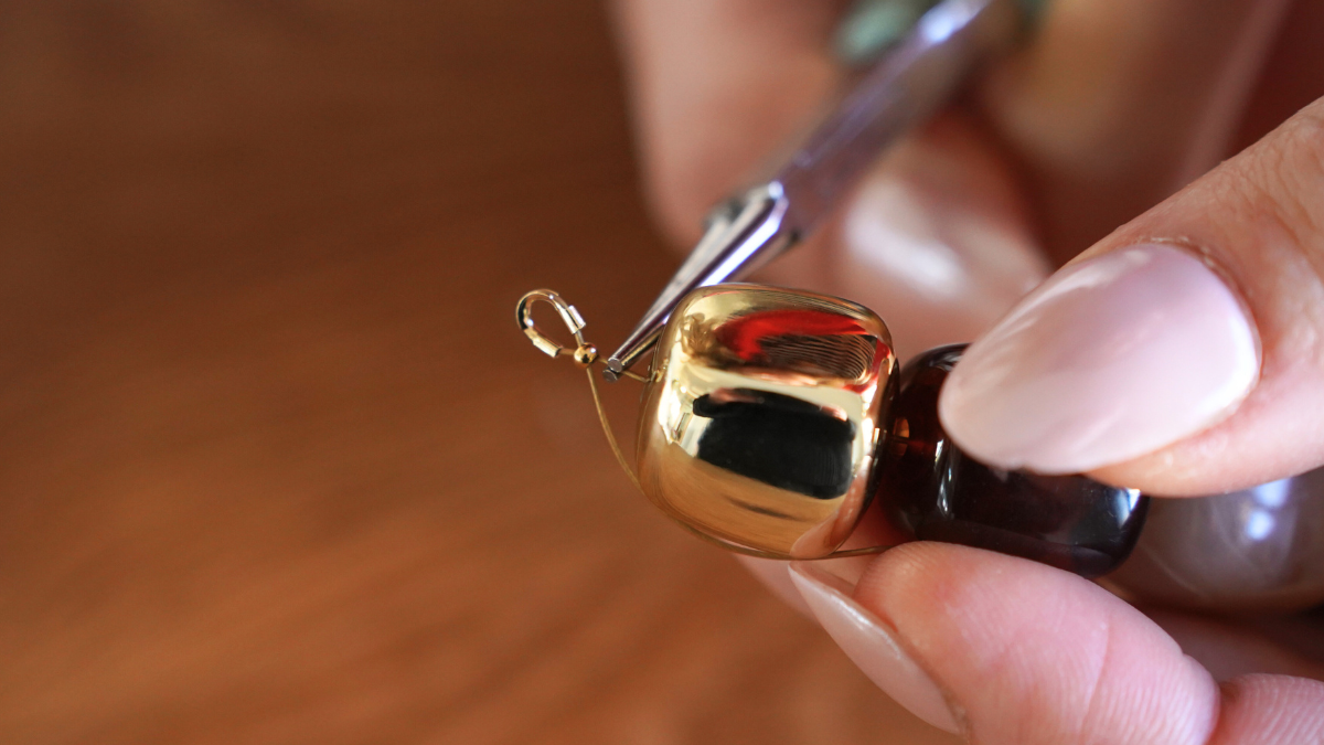 Collana di cubi irregolari in resina Perla : Tappa 5 Collana di cubi irregolari in resina Perla : Tappa 5