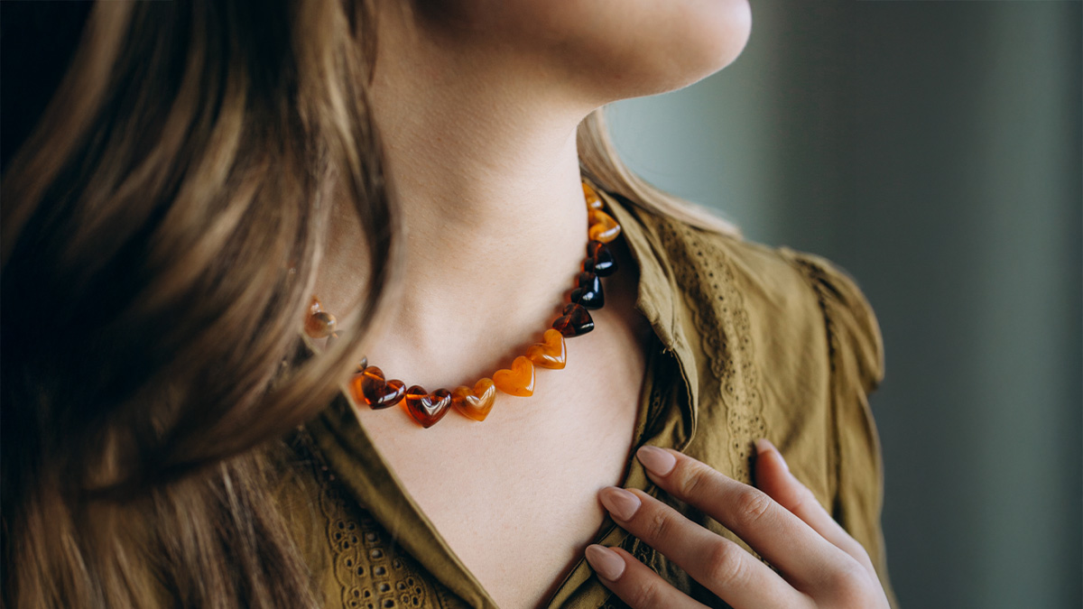 Collana di perle con cuore in resina Collana di perle con cuore in resina