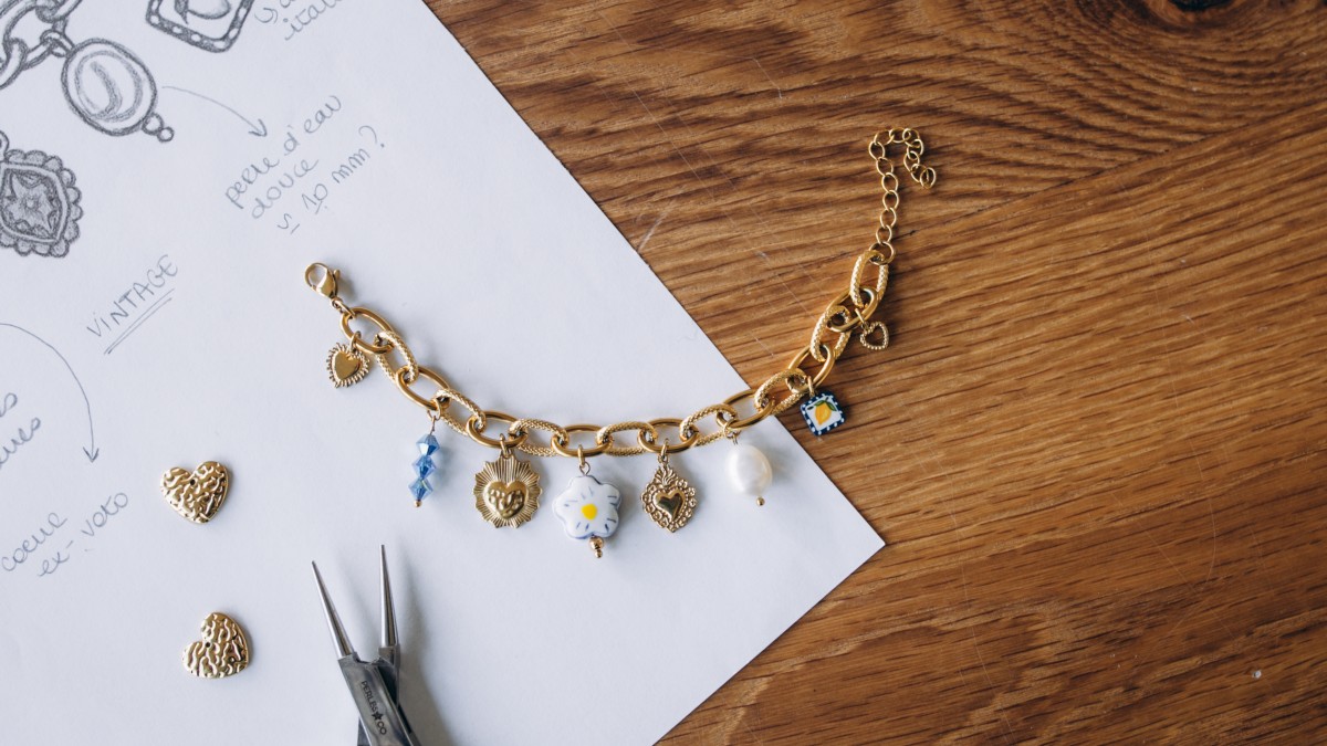 Schema Braccialetto fai da te in acciaio inossidabile Dorato con perle blu e bianche Schema Braccialetto fai da te in acciaio inossidabile Dorato con perle blu e bianche