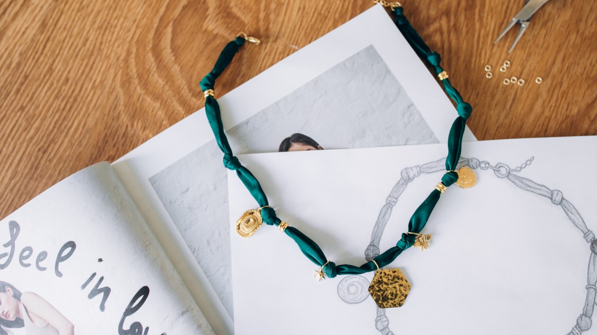 Girocollo in tessuto verde foresta con Ciondoli dorati Girocollo in tessuto verde foresta con Ciondoli dorati