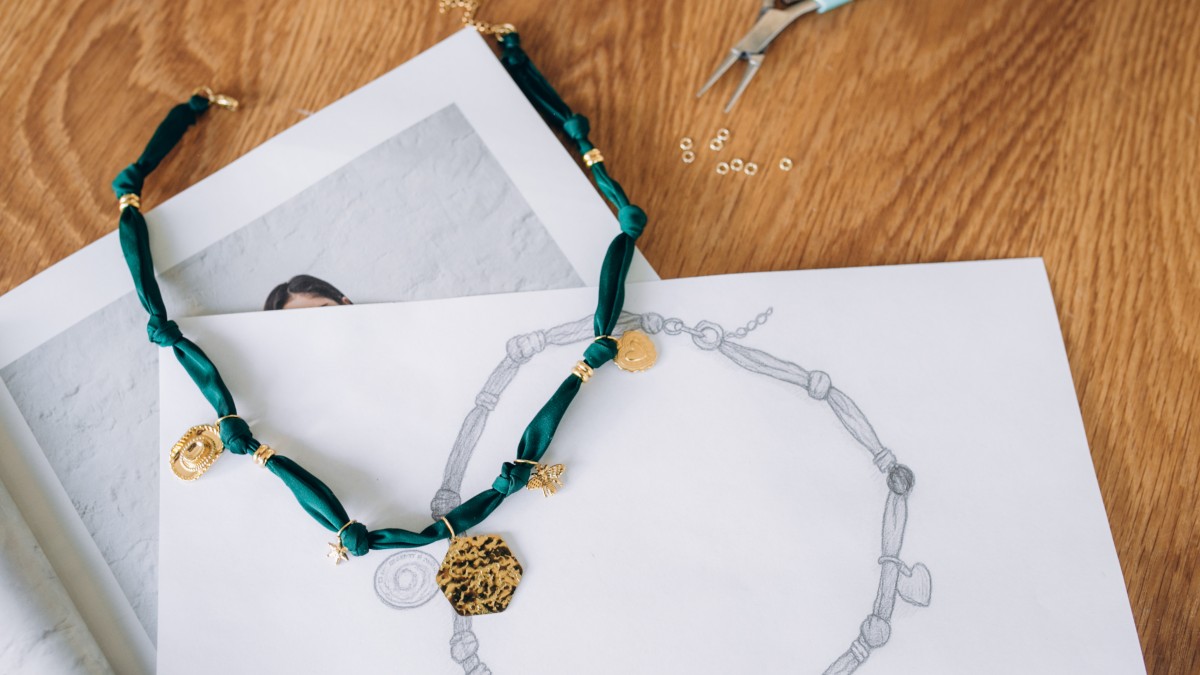 Schema Girocollo in tessuto verde foresta con Ciondoli dorati Schema Girocollo in tessuto verde foresta con Ciondoli dorati