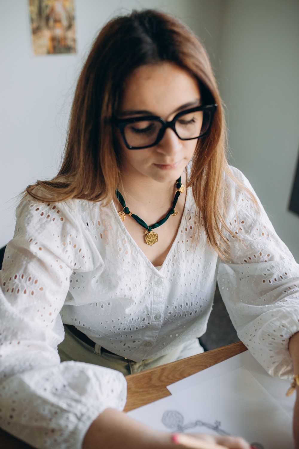 Schema Girocollo in tessuto verde foresta con Ciondoli dorati Schema Girocollo in tessuto verde foresta con Ciondoli dorati