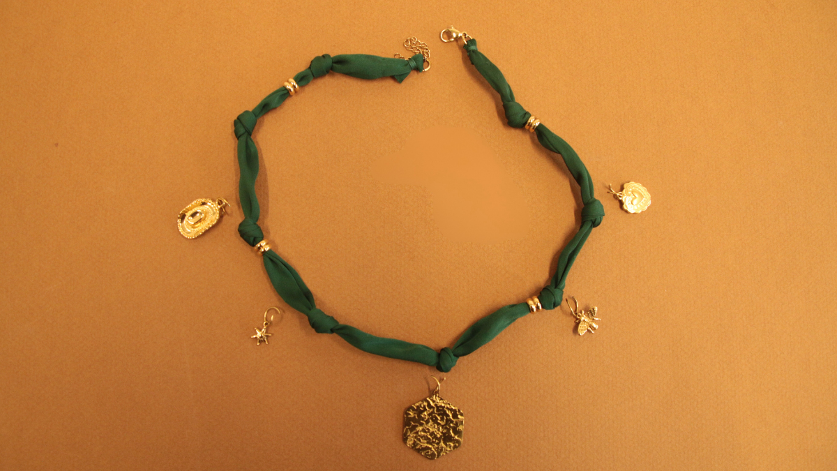 Girocollo in tessuto verde foresta con Ciondoli dorati : Tappa 1 Girocollo in tessuto verde foresta con Ciondoli dorati : Tappa 1