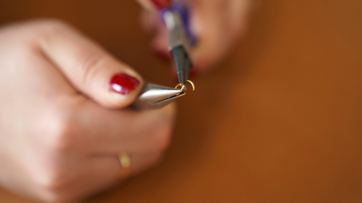 Girocollo in tessuto verde foresta con Ciondoli dorati : Tappa 2 Girocollo in tessuto verde foresta con Ciondoli dorati : Tappa 2