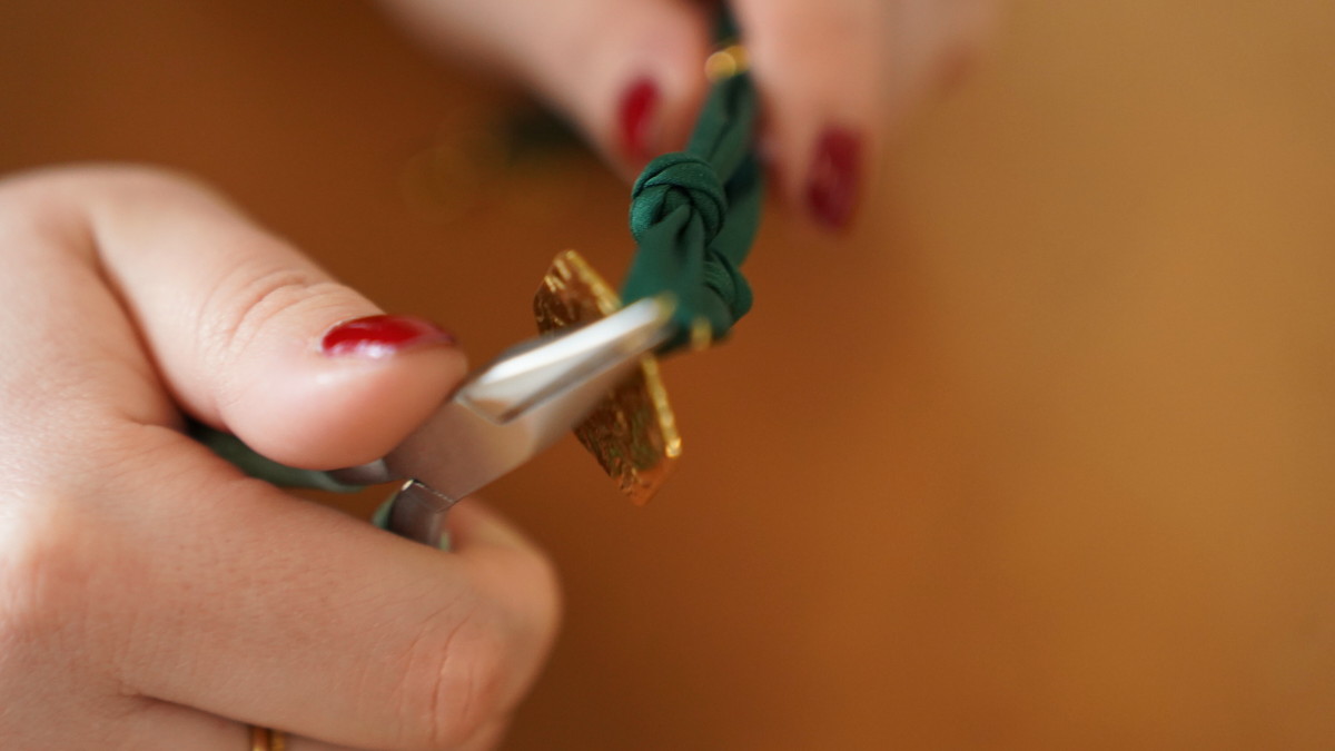 Girocollo in tessuto verde foresta con Ciondoli dorati : Tappa 3 Girocollo in tessuto verde foresta con Ciondoli dorati : Tappa 3