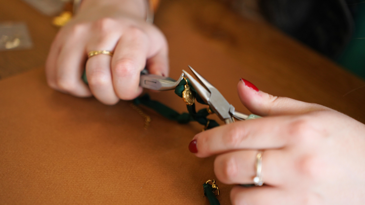 Girocollo in tessuto verde foresta con Ciondoli dorati : Tappa 4 Girocollo in tessuto verde foresta con Ciondoli dorati : Tappa 4