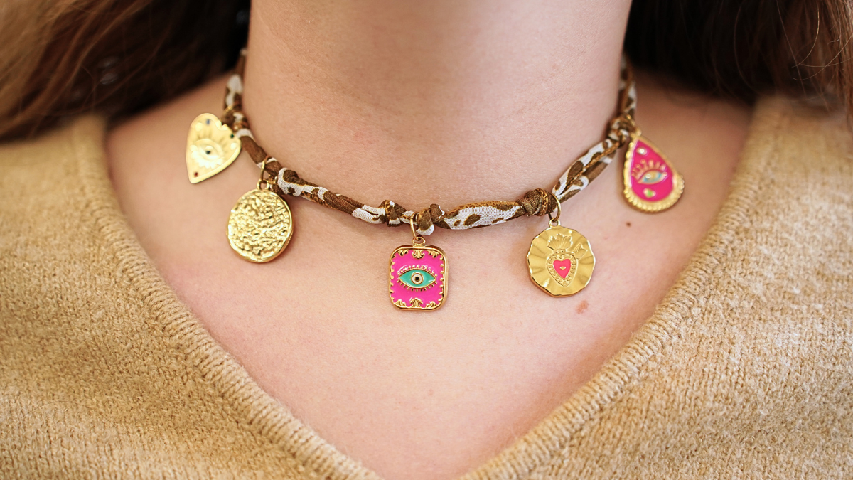 Nastro di seta con motivo a mucca e Ciondoli d'oro Nastro di seta con motivo a mucca e Ciondoli d'oro