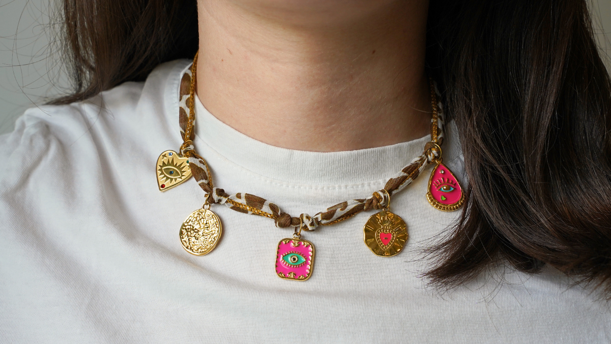 Schema Nastro di seta con motivo a mucca e Ciondoli d'oro Schema Nastro di seta con motivo a mucca e Ciondoli d'oro