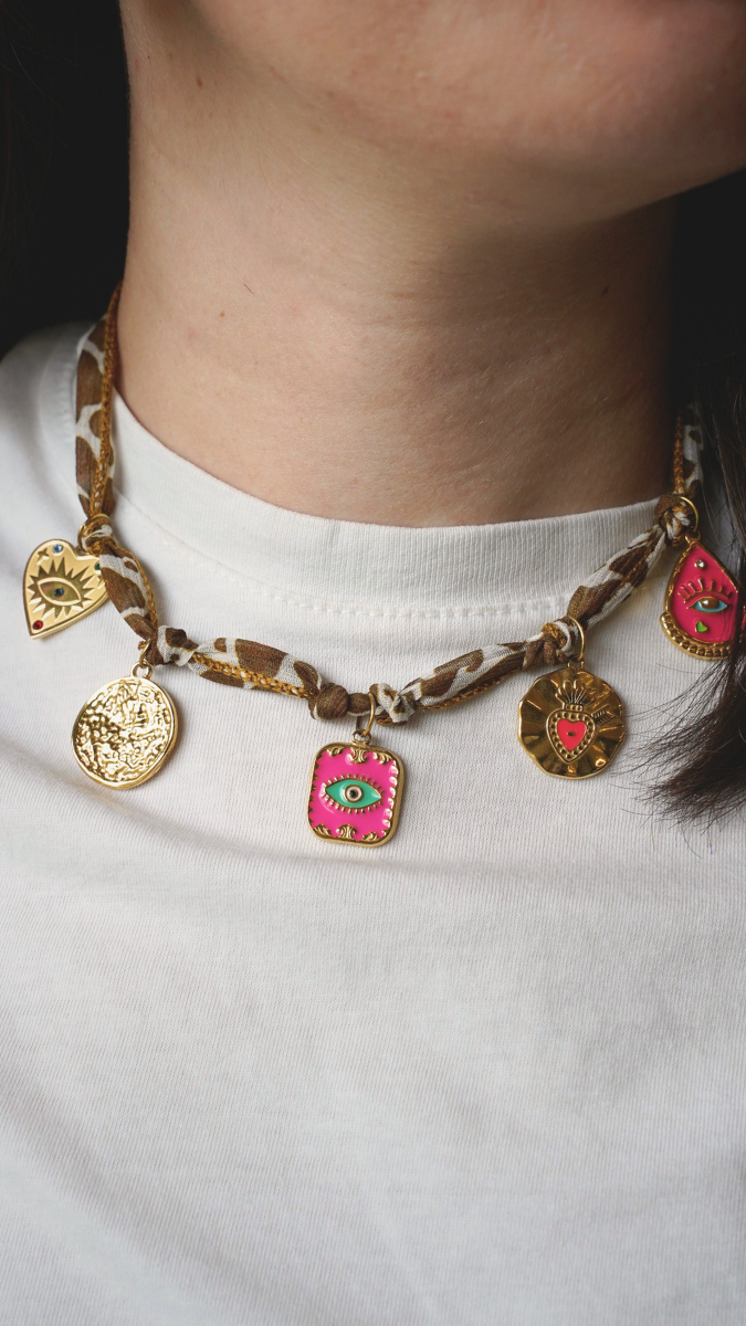 Schema Nastro di seta con motivo a mucca e Ciondoli d'oro Schema Nastro di seta con motivo a mucca e Ciondoli d'oro