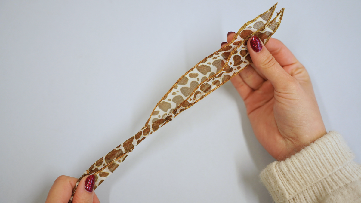 Nastro di seta con motivo a mucca e Ciondoli d'oro : Tappa 1 Nastro di seta con motivo a mucca e Ciondoli d'oro : Tappa 1