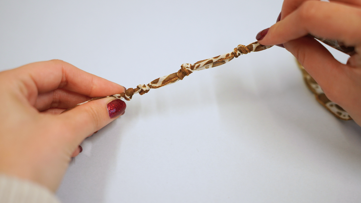 Nastro di seta con motivo a mucca e Ciondoli d'oro : Tappa 2 Nastro di seta con motivo a mucca e Ciondoli d'oro : Tappa 2