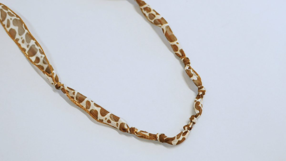 Nastro di seta con motivo a mucca e Ciondoli d'oro : Tappa 3 Nastro di seta con motivo a mucca e Ciondoli d'oro : Tappa 3