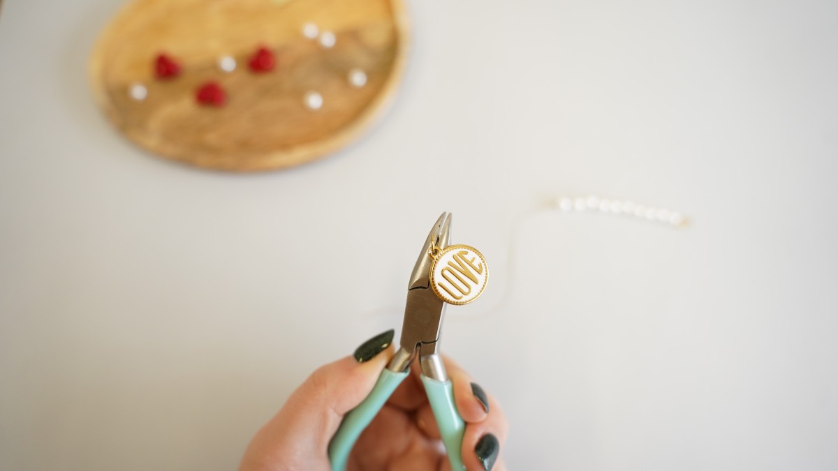 Braccialetto di San Valentino fai da te con cuori rossi e perline : Tappa 2 Braccialetto di San Valentino fai da te con cuori rossi e perline : Tappa 2