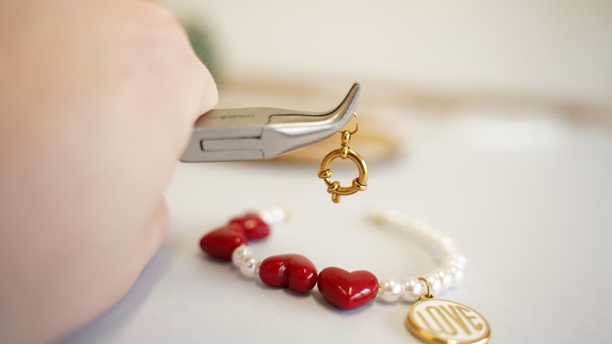 Braccialetto di San Valentino fai da te con cuori rossi e perline : Tappa 5 Braccialetto di San Valentino fai da te con cuori rossi e perline : Tappa 5