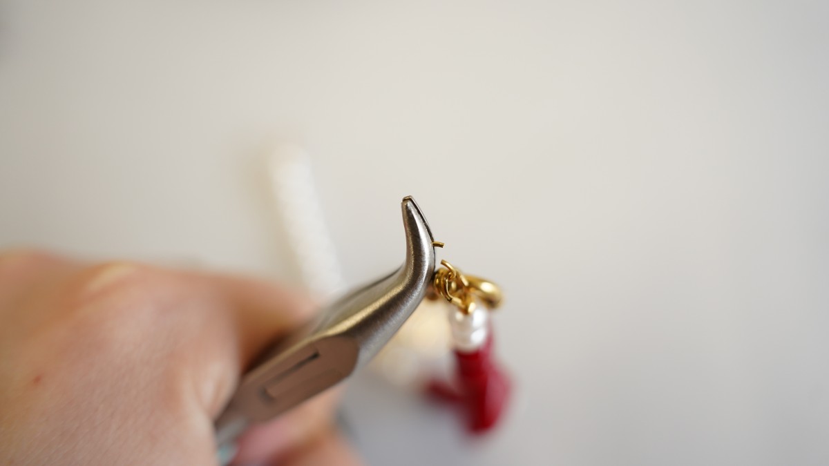 Braccialetto di San Valentino fai da te con cuori rossi e perline : Tappa 6 Braccialetto di San Valentino fai da te con cuori rossi e perline : Tappa 6