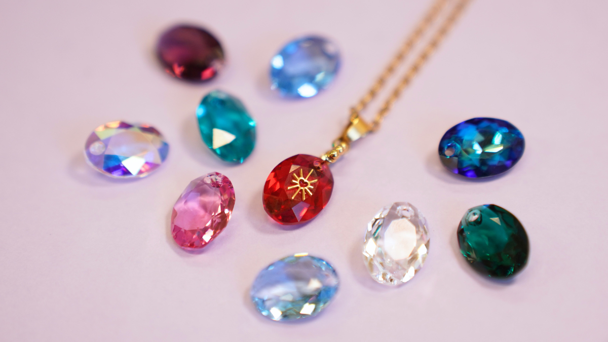 Collana con pendente in cristallo puro e catena in acciaio inossidabile Collana con pendente in cristallo puro e catena in acciaio inossidabile