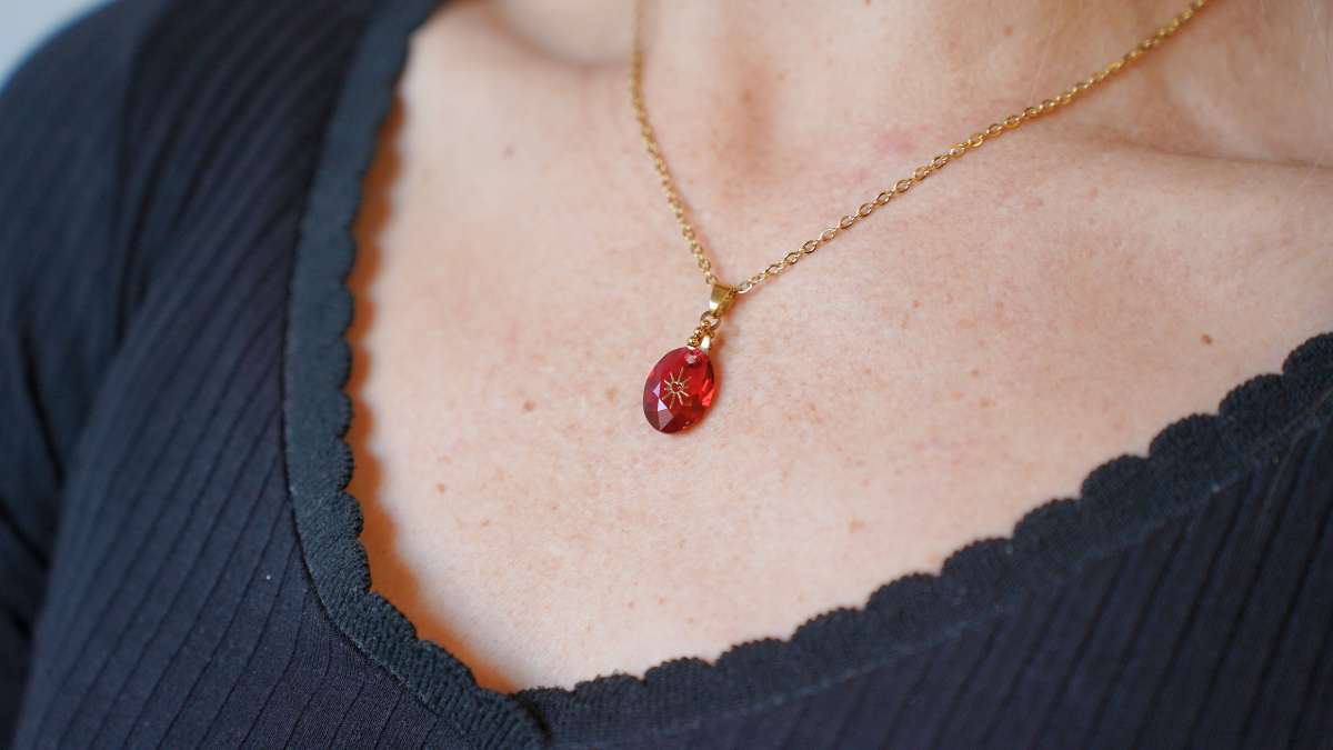 Schema Collana con ciondolo Swarovski e catena in acciaio inossidabile Schema Collana con ciondolo Swarovski e catena in acciaio inossidabile