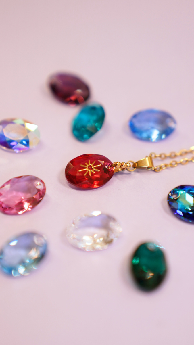 Schema Collana con ciondolo Swarovski e catena in acciaio inossidabile Schema Collana con ciondolo Swarovski e catena in acciaio inossidabile