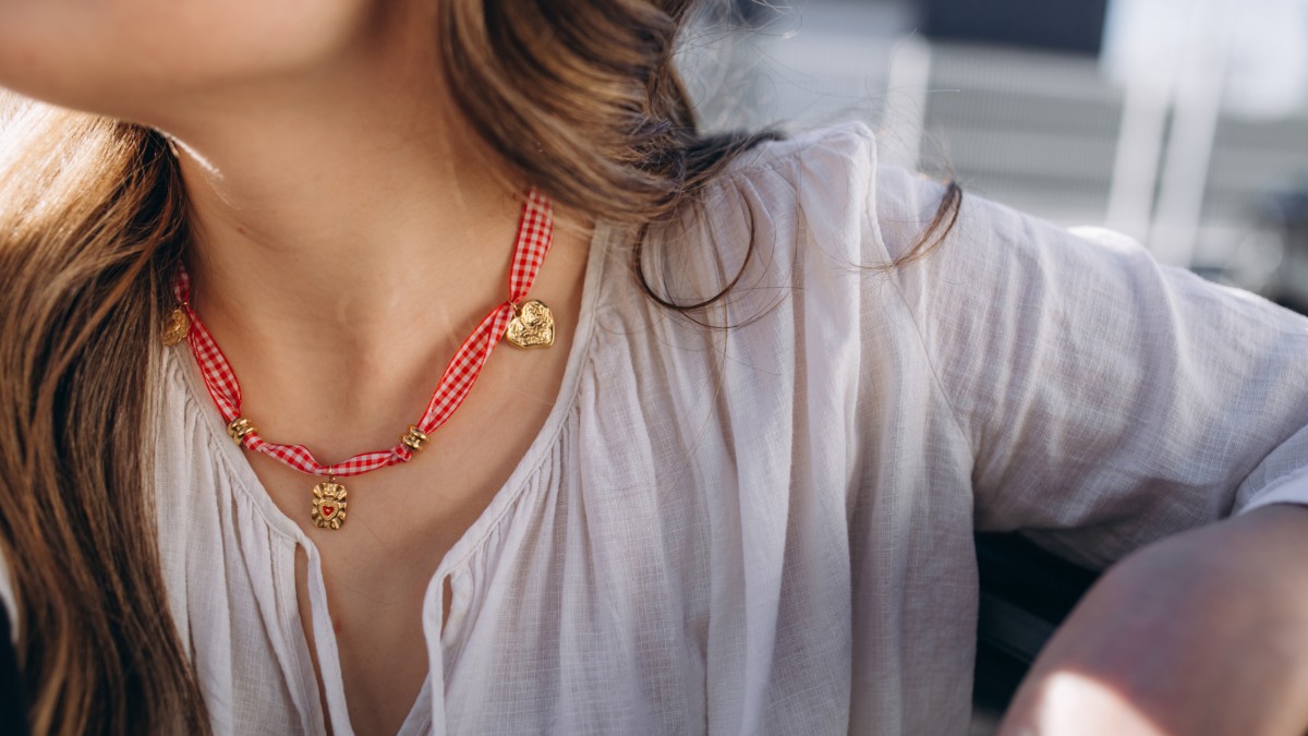 Collana con nastro in percalle e ciondoli a forma di cuore Collana con nastro in percalle e ciondoli a forma di cuore