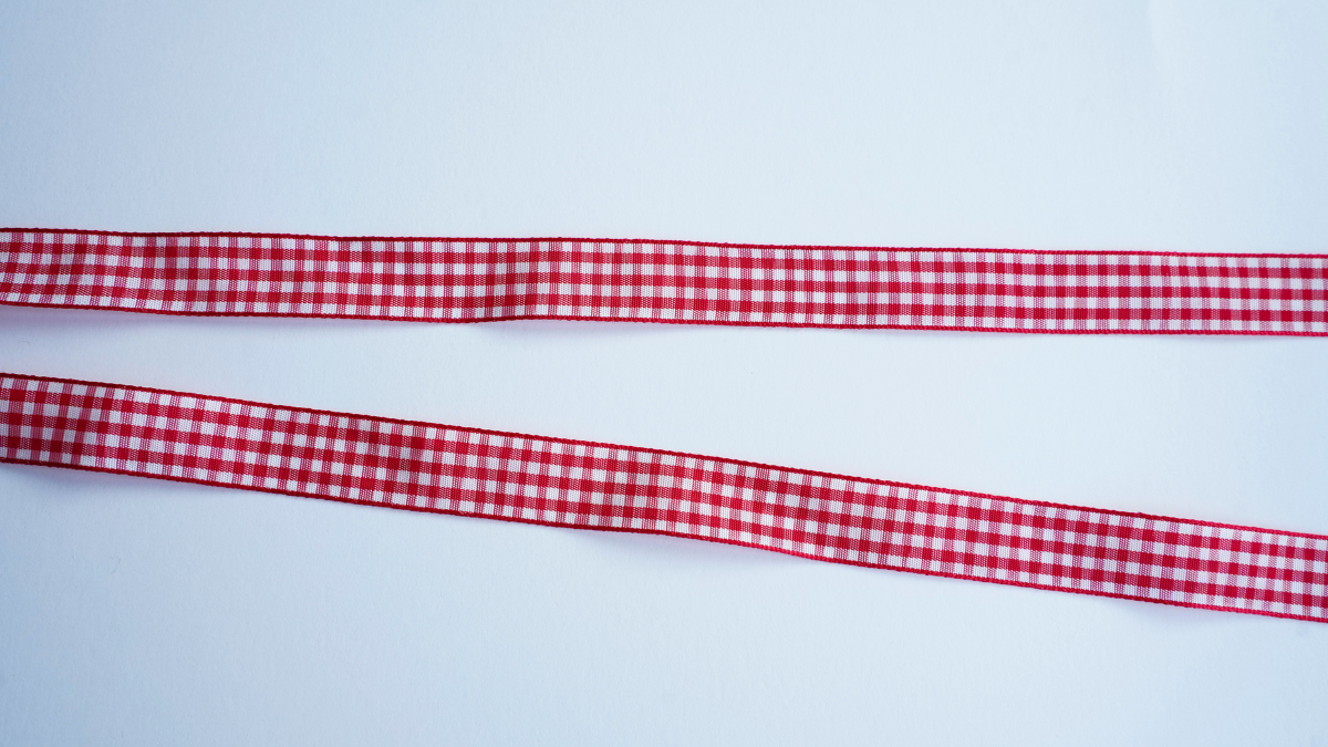 Collana con nastro in percalle e ciondoli a forma di cuore : Tappa 1 Collana con nastro in percalle e ciondoli a forma di cuore : Tappa 1