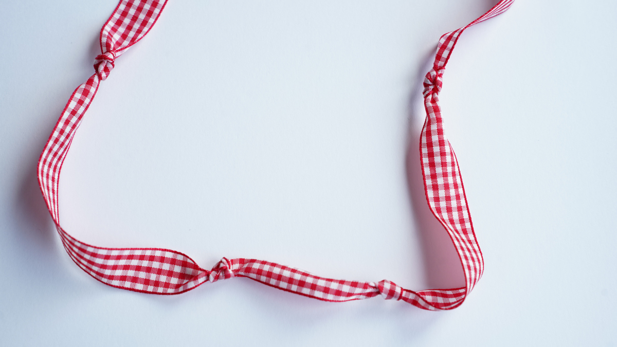 Collana con nastro in percalle e ciondoli a forma di cuore : Tappa 2 Collana con nastro in percalle e ciondoli a forma di cuore : Tappa 2