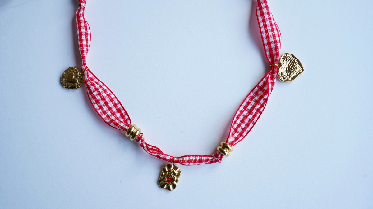 Collana con nastro in percalle e ciondoli a forma di cuore : Tappa 4 Collana con nastro in percalle e ciondoli a forma di cuore : Tappa 4