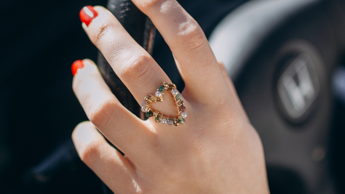 Anello fai da te con cuore e perle di pietra semipreziosa Anello fai da te con cuore e perle di pietra semipreziosa