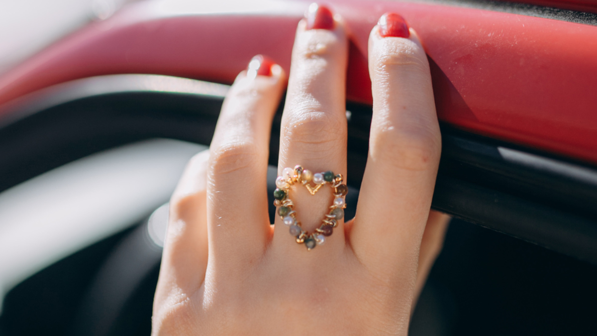 Schema Anello fai da te con cuore e perle di pietra semipreziosa Schema Anello fai da te con cuore e perle di pietra semipreziosa